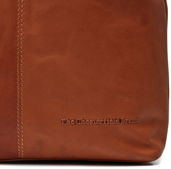 Cognackleurig leer met verticale stiknaden en het logo van The Chesterfield Brand in reliëf.