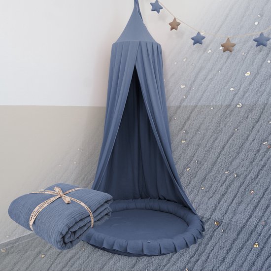 Blauwe Lilimaus mousseline katoenen klamboe en opgevouwen bijpassend kleed met strik en gouden details.