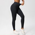 Zijaanzicht van een zwarte sportlegging met hoge elastische tailleband.