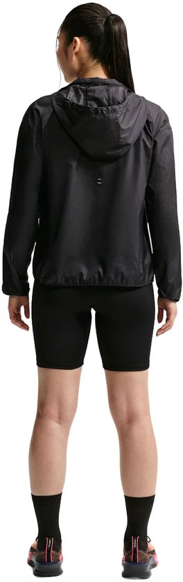 Model van achteren met een zwarte Nike hardloopjas, zwarte korte broek en hardloopschoenen.