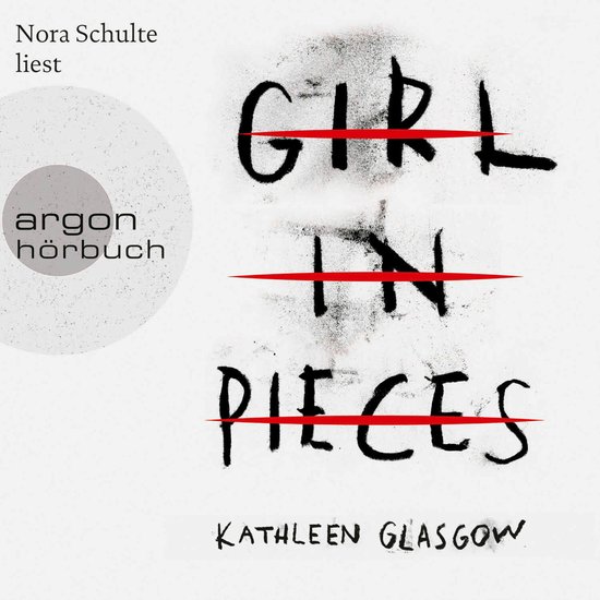 Audioboekhoes 'Girl in Pieces' met tekst in zwarte letters, doorgehaald met rode lijnen, op een witte achtergrond.