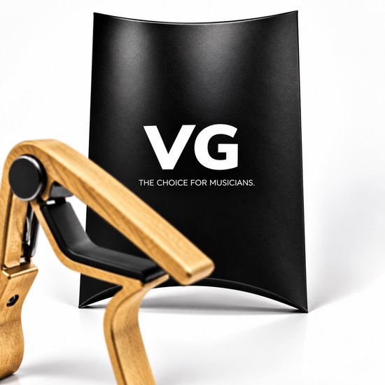 Houten gitaarkapo voor een zwarte doos met het opschrift VG THE CHOICE FOR MUSICIANS.