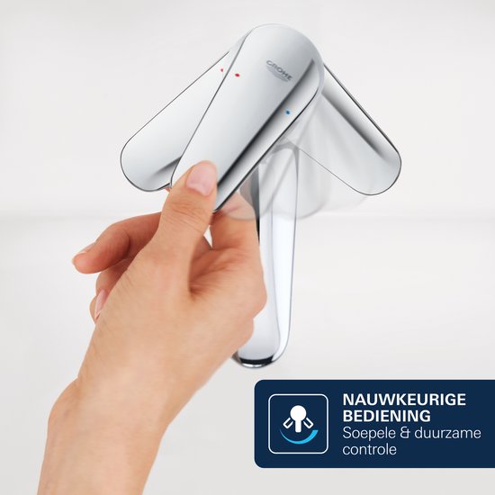 Hand die de hendel van een chroom bidetkraan beweegt voor nauwkeurige bediening.