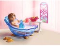 Playmobil-prinses in een blauwe schelpvormige badkuip gevuld met schuim, met roze spons en wit tafeltje.