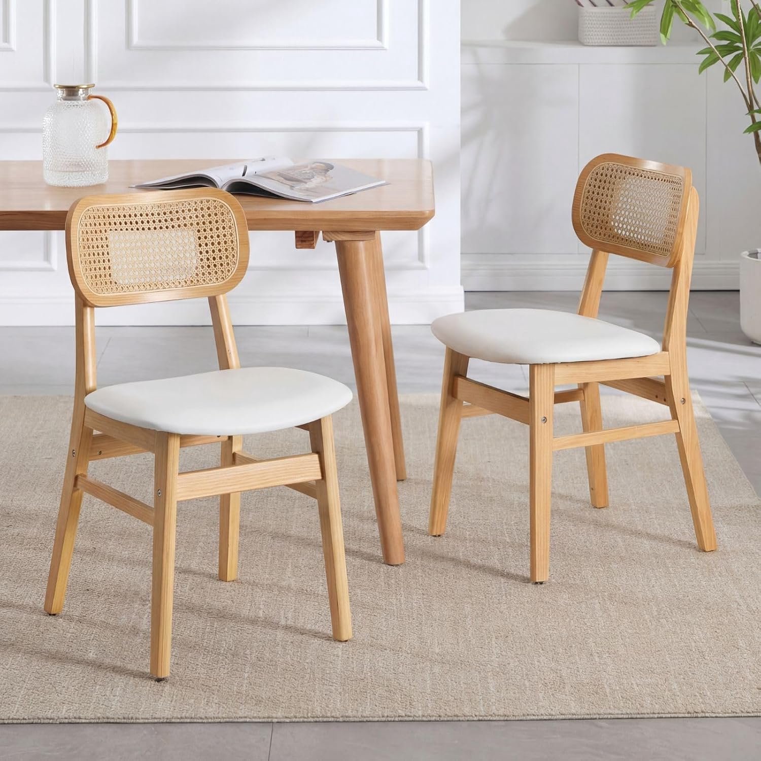 Laurahomestore Verona Set van 2 Witte Rotan Eetkamerstoelen met PU-Lederen Zitting, Gewatteerde Bekleding, Houten Poten en Retro Scandinavisch Design – 47 x 49,5 x 80 cm