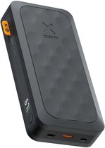 Schuin aanzicht van zwarte powerbank met oranje aan/uit-knop, 67W 27.000 tekst en 67% batterijstatus op display.