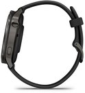 Zijaanzicht van een zwarte smartwatch met een slanke donkergrijze metalen behuizing en een siliconen band.