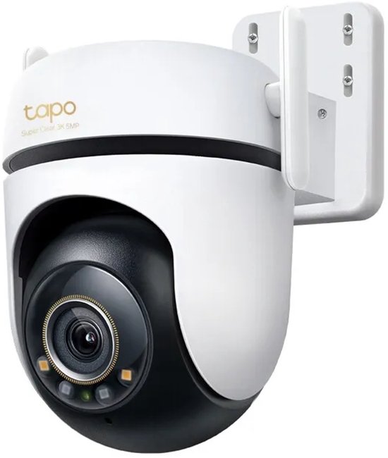 Witte Tapo beveiligingscamera met een zwarte lensmodule, wandmontage en twee antennes.