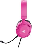 Zijaanzicht van de roze Trust GXT 498 Forta gamingheadset met PlayStation-logo op de oorschelp.