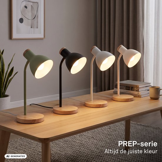 Vier PREP-serie tafellampen in groen, zwart en wit op houten voet op een tafel.
