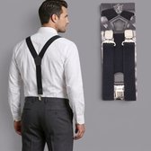 Man draagt zwarte Safekeepers-bretels met drie zilveren clips over een wit overhemd en grijze pantalon.