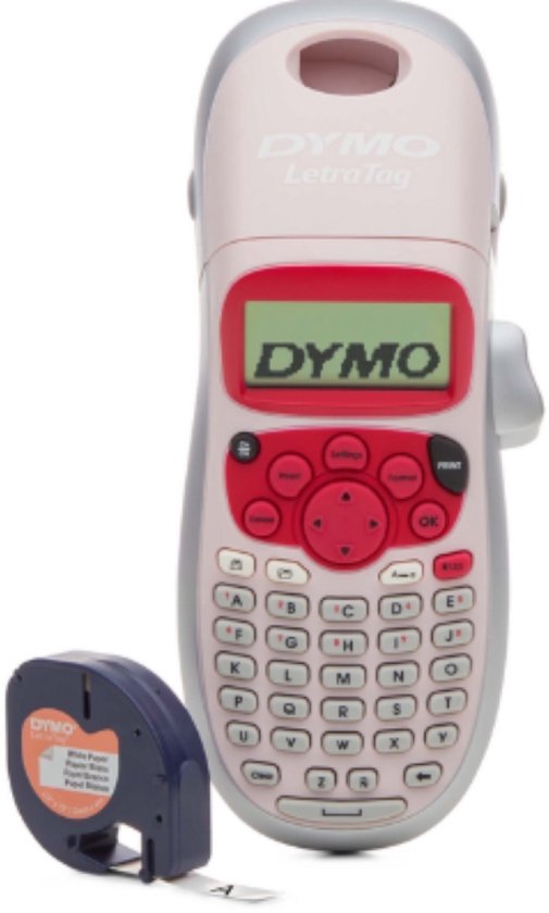 Roze Dymo LetraTag labelprinter met QWERTY-toetsenbord en bijbehorende labelcassette.