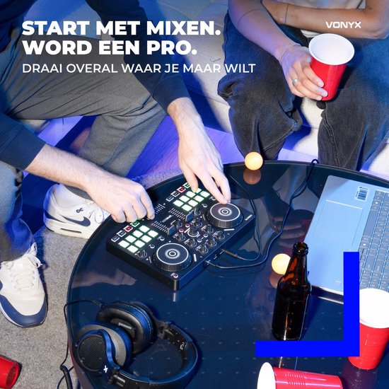 Twee personen die een zwarte Vonyx Spin200 DJ-controller bedienen op een salontafel bij een laptop.