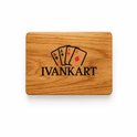 Bovenaanzicht van de eikenhouten opbergkoffer met het IVANKART-logo en kaartsymbolen gegraveerd.