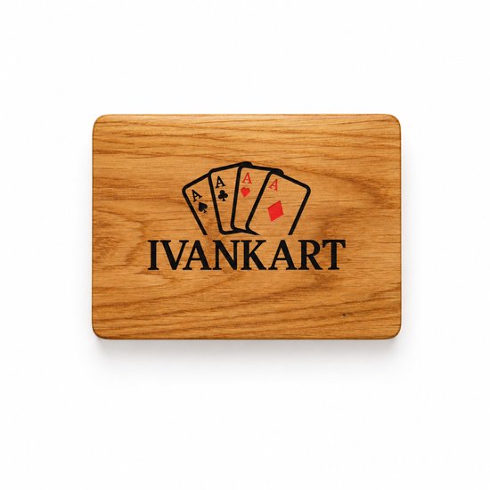 Bovenaanzicht van de eikenhouten opbergkoffer met het IVANKART-logo en kaartsymbolen gegraveerd.