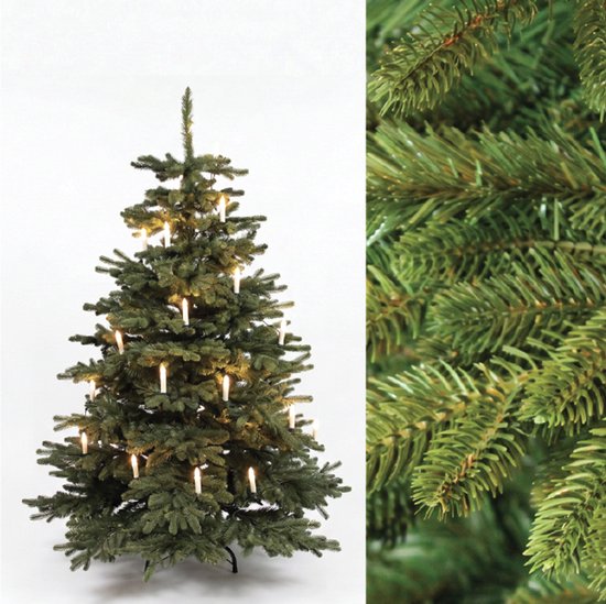 Kunstkerstboom van 150 cm met realistische groene naalden en warme verlichte kaarsjes.