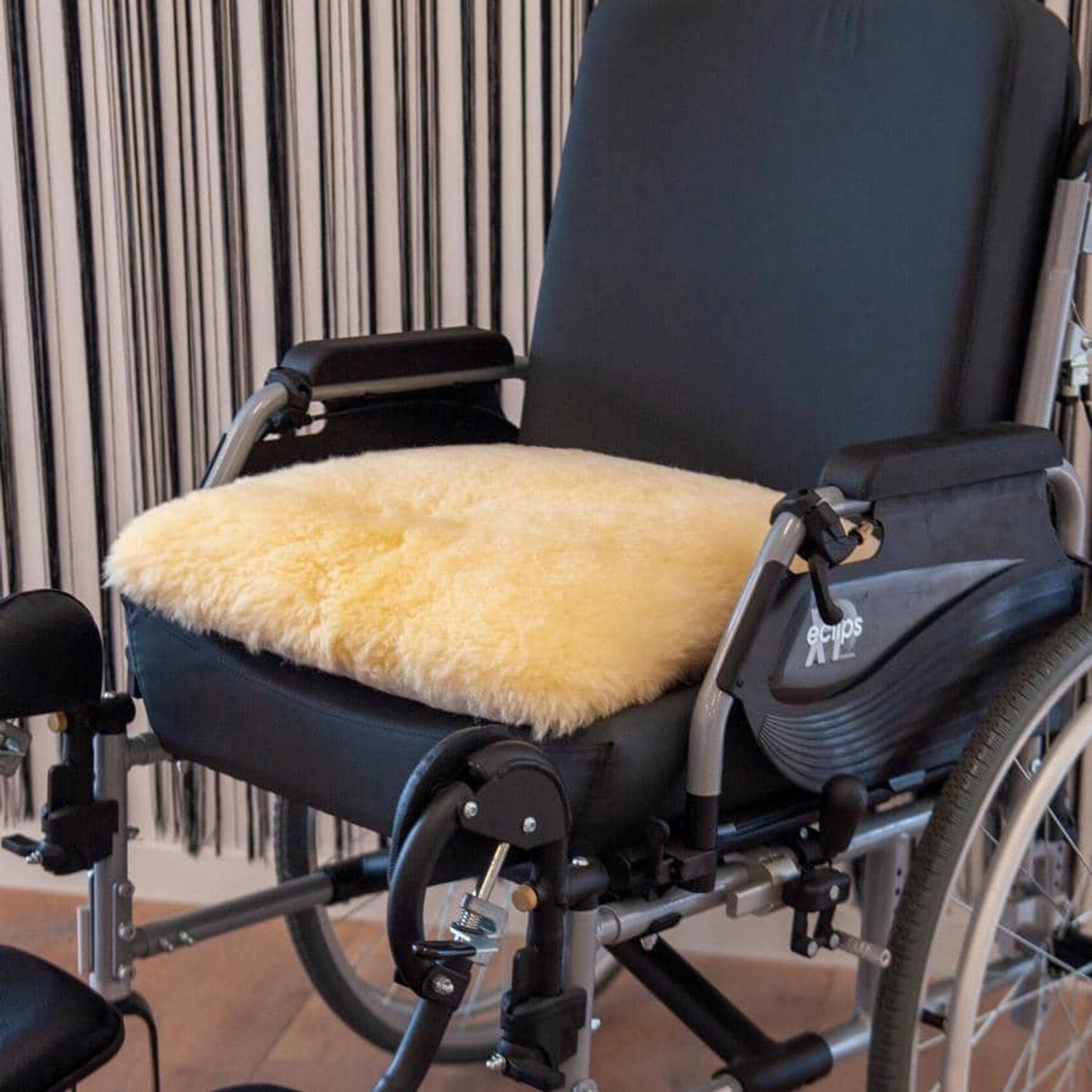 Skéépe – Rolstoelkussen van Texelse schapenvacht – 42x42 cm – blauw – zitkussen voor rolstoel, stoel en scootmobiel