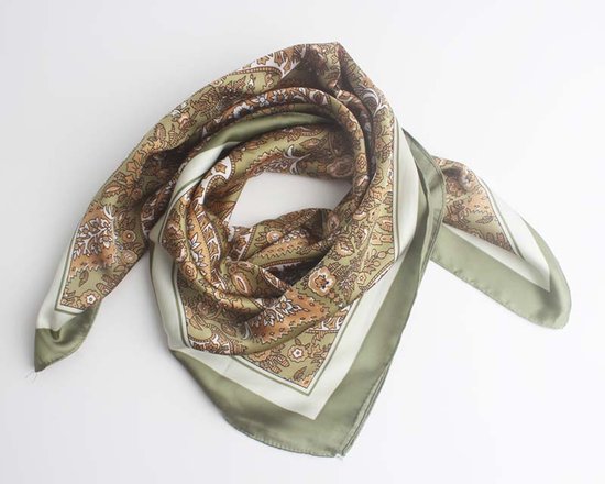 Kaki sjaal met paisleymotief, losjes geknoopt op een witte achtergrond.