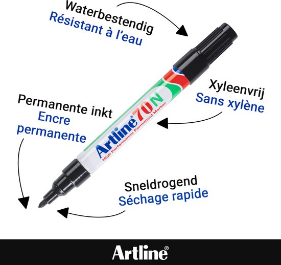 Detail van een Artline 70N marker met labels voor permanente inkt, watervast, xyleenvrij en sneldrogend.