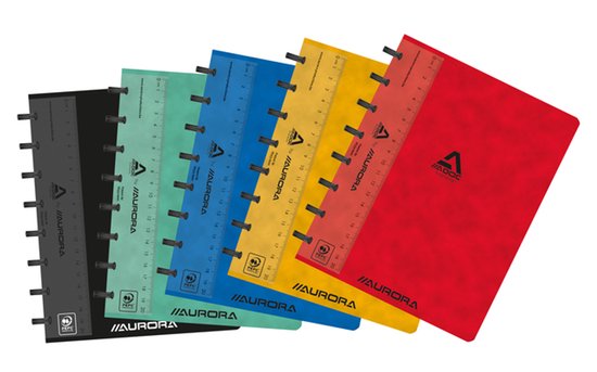 Rij van zeven Adoc notitieboeken in verschillende kleuren: zwart, groen, blauw, geel, oranje, rood en een donkerdere rode kleur. Elk boek heeft een liniaal aan de voorkant met centimeters.