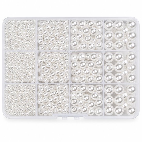 Een gesloten doorzichtige plastic bak met 12 vakken, elk gevuld met witte parelmoer kralen in verschillende maten.