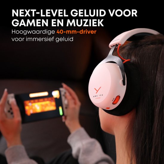 Vrouw met een Beyerdynamic MMX 150 headset op, terwijl ze een game op een Switch speelt.