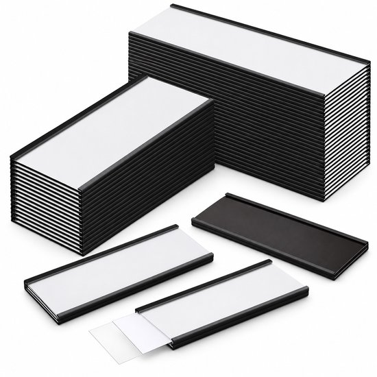 Meerdere stapels zwarte magnetische labelhouders met witte insteekkaarten, en losse houders.