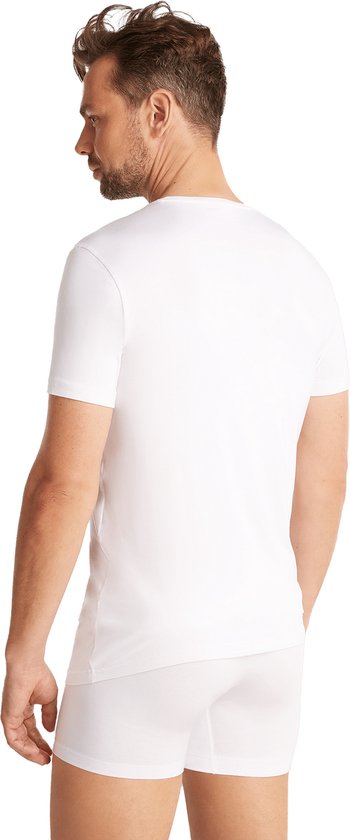 Man met v-hals wit t-shirt en witte onderbroek, van achteren gezien.