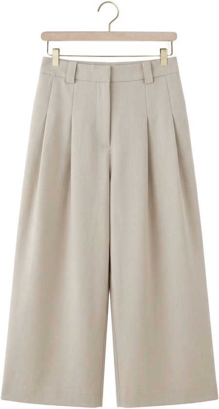 Zandkleurige culotte broek met plooien aan de voorkant en brede pijpen.