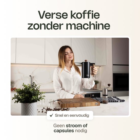 Vrouw houdt VDN koffiezetter omhoog, verse koffie zonder machine.