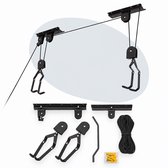 Onderdelen van een fietslift: twee bevestigingsbeugels, twee haken, een gebogen staaf, touw en pluggen.
