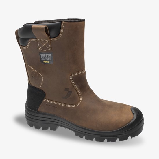 Bruine leren werklaars met zwarte neus en zool. "Waterproof" logo zichtbaar.