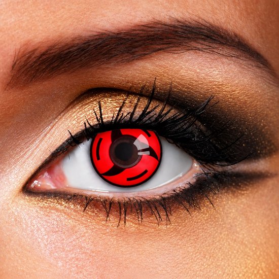 Close-up oog met de Sharingan Mangekyou Itachi contactlens, rood met zwarte spiraalvormige patronen.