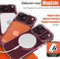 Drie transparante hoesjes met MagSafe-ring, waarvan twee met MagSafe-accessoires.