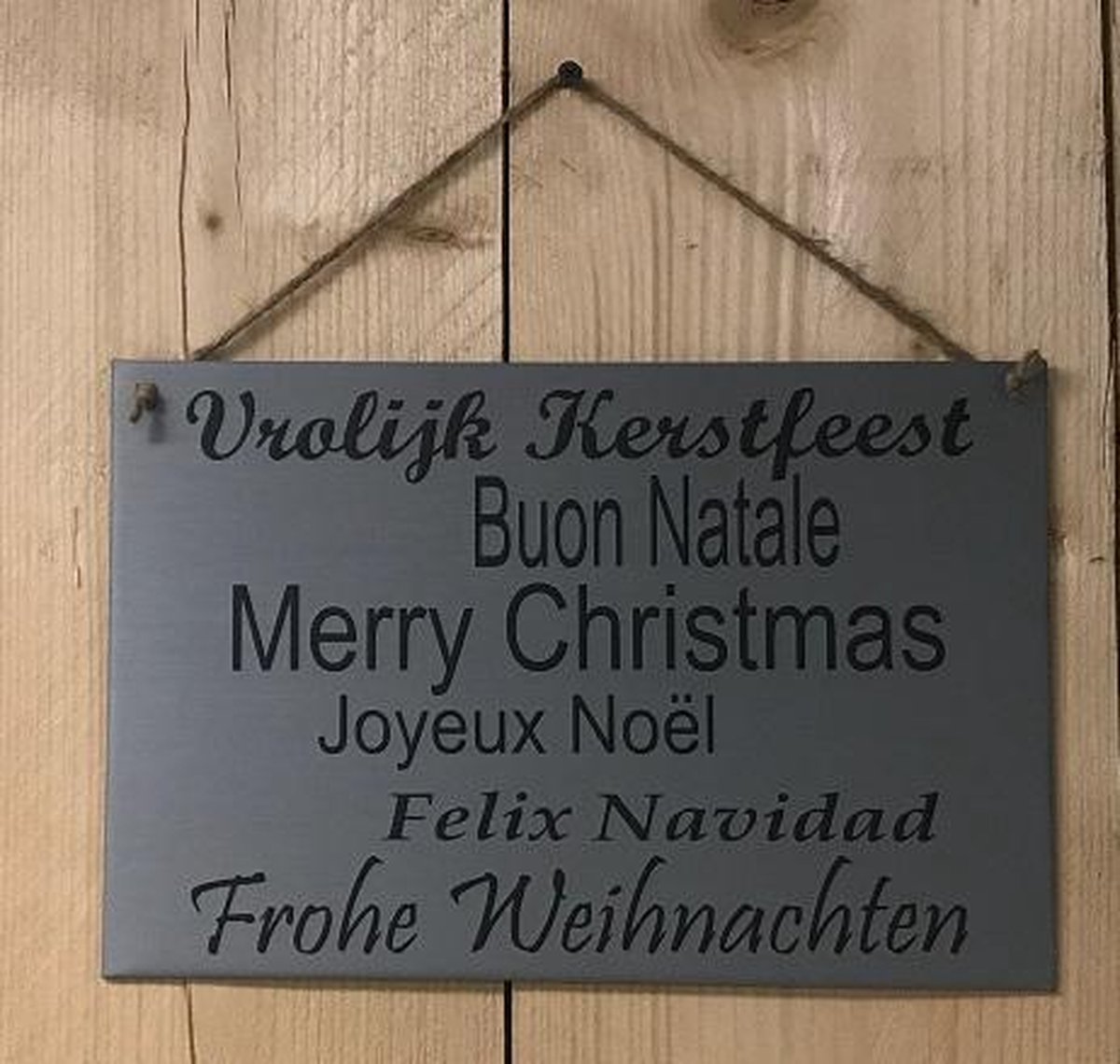 Zinken tekstbord vrolijk kerstfeest in verschillende talen licht grijs 20x30 cm.