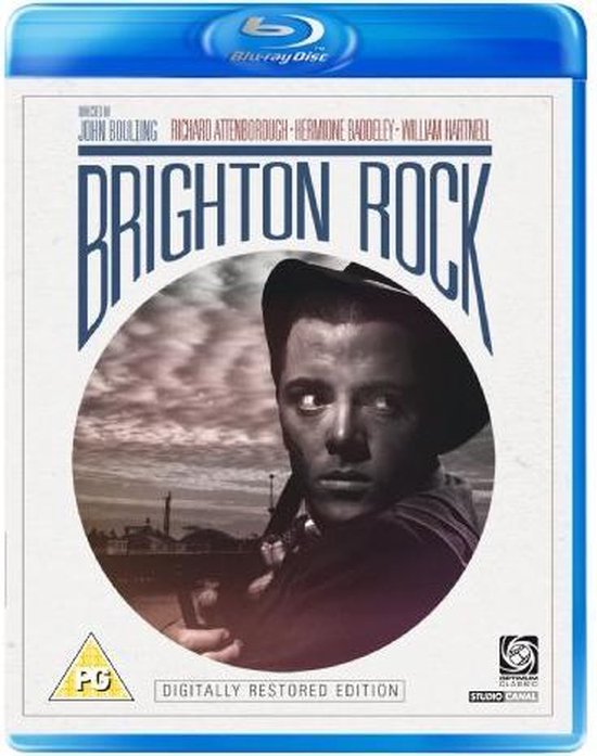Blu-ray hoes van Brighton Rock met een close-up van een man met donker haar in een hoed en jas, op een wolkige achtergrond.