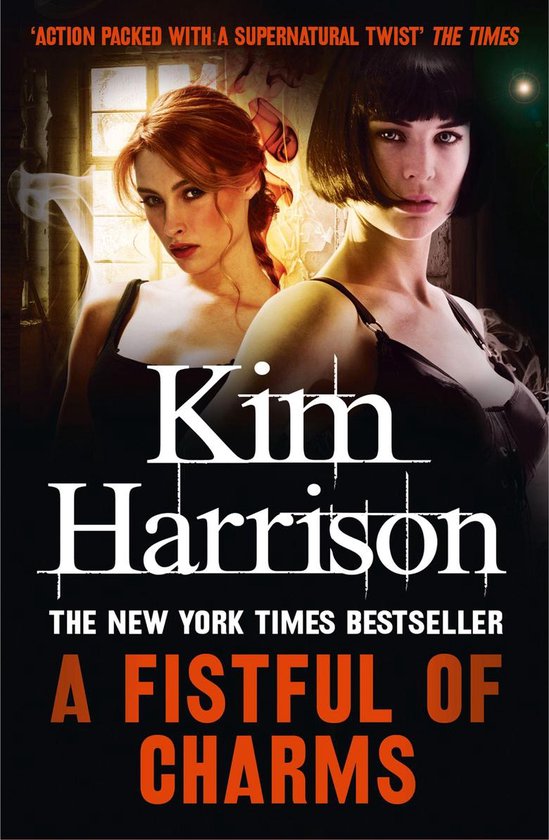 Boekcover met twee vrouwen, de ene met rood haar, de andere met zwart haar. Kim Harrison: A Fistful of Charms.