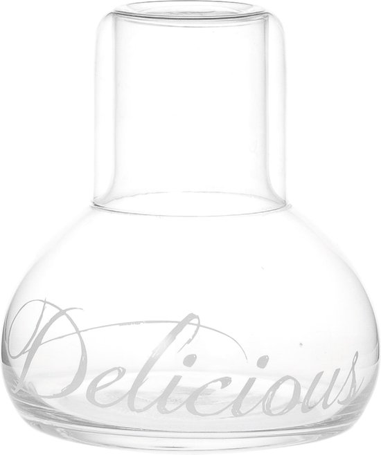 Glazen karaf met het woord 'Delicious' in sierlijke letters.