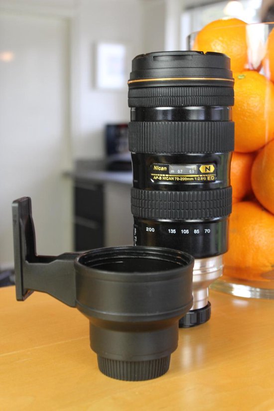 Zwarte thermosfles met 'Nican AF-S Nican 70-200mm 1:2.8G ED VR II' tekst, naast een mok.
