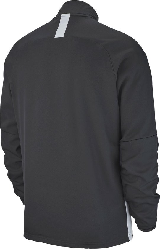 Achterkant zwarte Nike trainingsjas met een witte streep over de schouders en witte accenten aan de zijkanten.