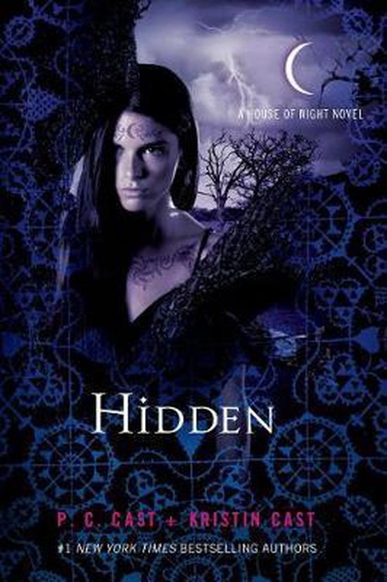 Boekomslag van 'Hidden', een 'House of Night' roman, met een vrouw met tatoeages op haar borst en gezicht, tegen een donkere, weergolfde achtergrond.