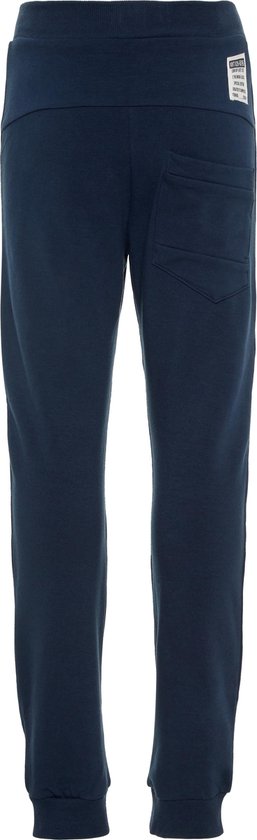 Achterkant van een donkerblauwe joggingbroek met een achterzak en een label.