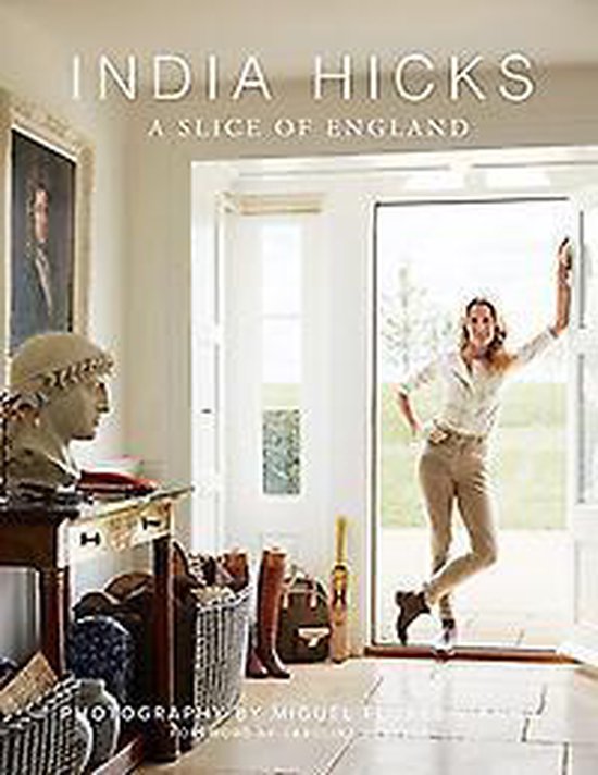 Boek 'India Hicks: A Slice of England' met India Hicks die in een deuropening staat. Binnen staan meubels en decoraties.
