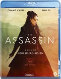 Blu-ray hoes van 'The Assassin' met Shu Qi en Chang Chen. Shu Qi staat in een zwarte outfit met een mes.