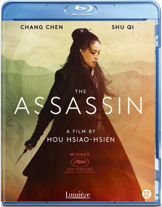 Blu-ray hoes van 'The Assassin' met Shu Qi en Chang Chen. Shu Qi staat in een zwarte outfit met een mes.
