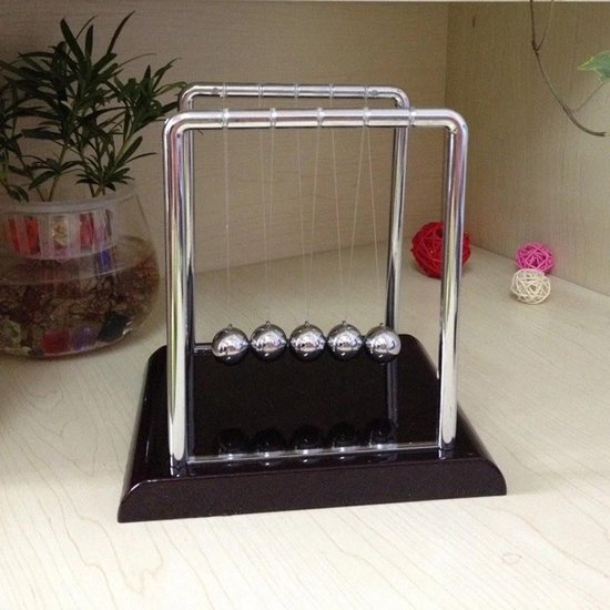 Thumbnail van een extra afbeelding van het spel 95mm mini Newton's cradle - Fun science ballans bal / ballance ball - Desk / bureau toy