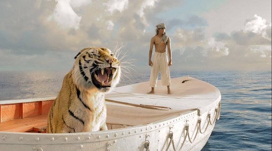 Jongen en tijger op een boot in de oceaan. De tijger brult met zijn bek open, de jongen staat erbij.