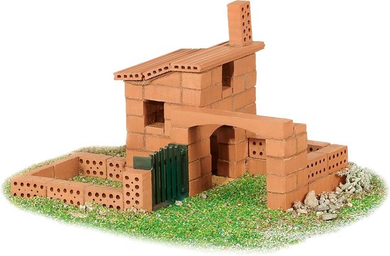 Teifoc Spaans huis met schoorsteen, boog, poort en muur.