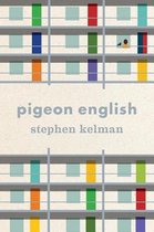 Boek kaft met de titel 'pigeon english' van stephen kelman. De kaft toont een gebouw met felgekleurde deuren en ramen.