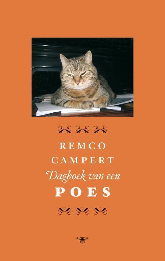 Een grijze cyperse kat ligt met gevouwen poten op papieren. "Dagboek van een poes" door Remco Campert staat in sierlijke letters op een oranje achtergrond.